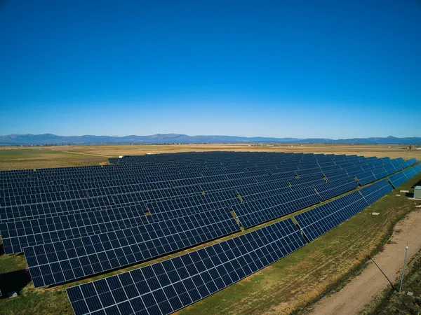 Painéis de energia solar e turbina eólica — Fotografia de Stock