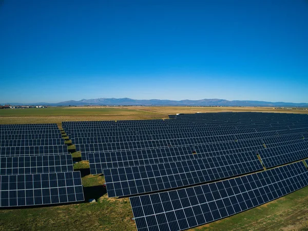 Painéis de energia solar e turbina eólica — Fotografia de Stock