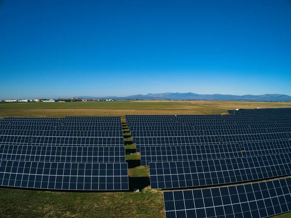 Painéis de energia solar e turbina eólica — Fotografia de Stock