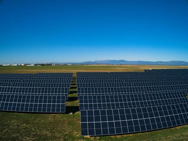 Painéis de energia solar e turbina eólica — Fotografia de Stock