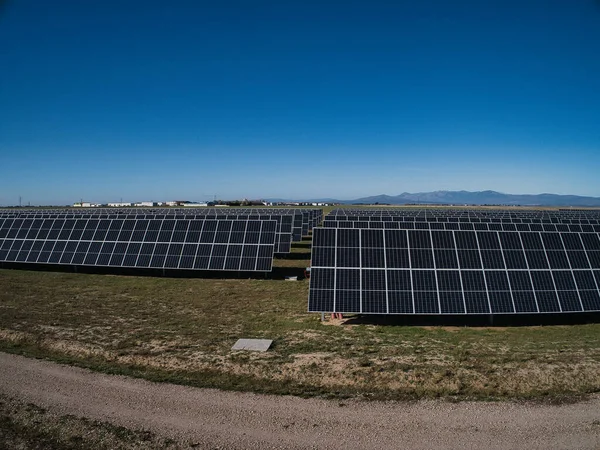 Painéis de energia solar e turbina eólica — Fotografia de Stock