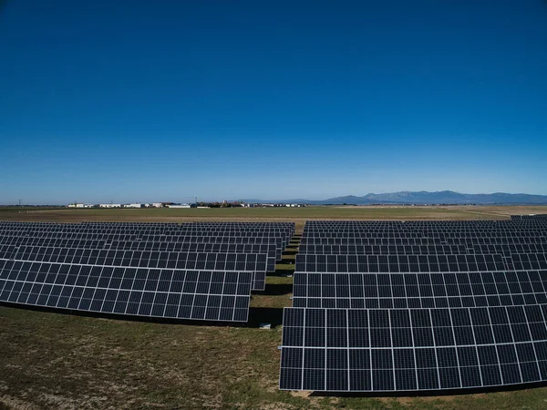 Painéis de energia solar e turbina eólica — Fotografia de Stock