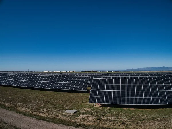 Painéis de energia solar e turbina eólica — Fotografia de Stock