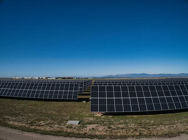 Painéis de energia solar e turbina eólica — Fotografia de Stock