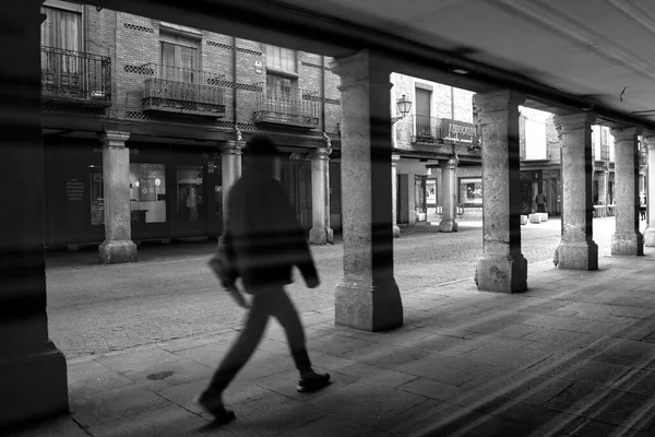 キホーテの街アルカラ ヘナレスを歩く — ストック写真