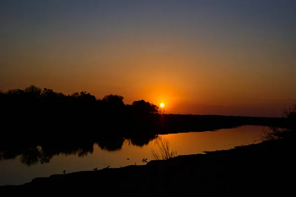 Schöner Stimmungsvoller Und Romantischer Sonnenuntergang Über Einem Ruhigen Fluss Einer — Stockfoto