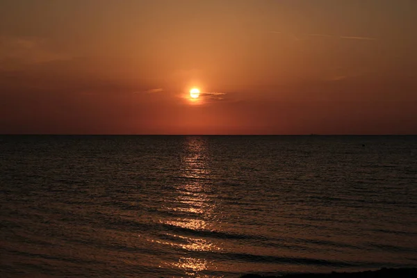 Romántica Puesta Sol Con Luz Dorada Sobre Mar Báltico Una — Foto de Stock