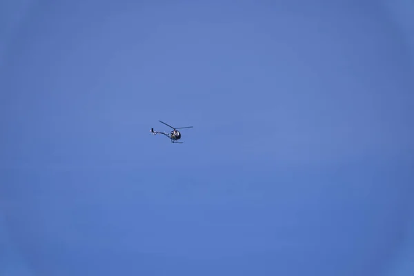 青い空に向かって飛ぶ小さなヘリコプター — ストック写真