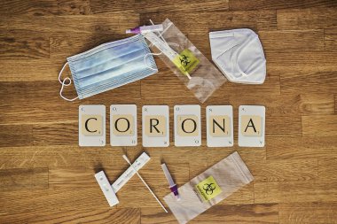 Corona covid 19 salgınıyla ilgili kelime Corona 'yı heceleyen Scrabble mektup kartları