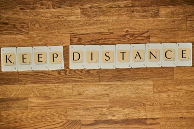 Corona covid 19 salgınıyla ilgili kelime olan Scrabble mektup kartları mesafeyi koru