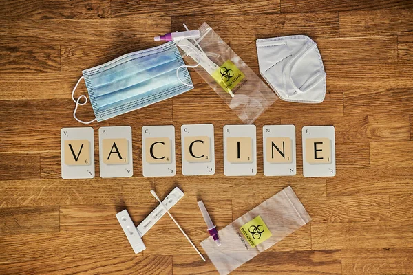 Raspadinha Cartas Soletrando Coroa Covid Pandemia Palavra Relacionada Vacina — Fotografia de Stock