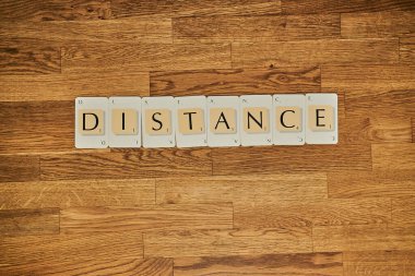 Corona covid 19 salgınla ilgili kelime uzaklığını kodlayan Scrabble harf kartları