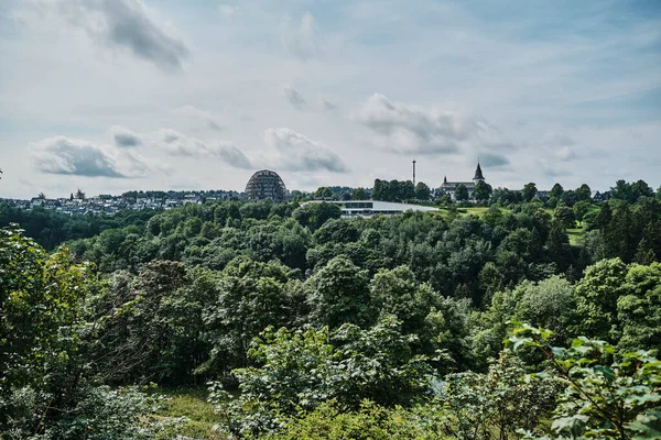 Kış sporları ve yürüyüş için popüler bir şehir olan Sauerland 'deki Winterberg' e bakın.