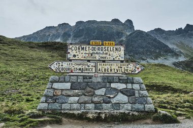 Cormet de Roselend 'in yol işareti Fransız Alplerinde Fransa turunda
