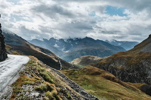 프랑스 알프스산맥을 관광하는 무대인 알프스 계곡을 내려다 로열티 프리 스톡 사진