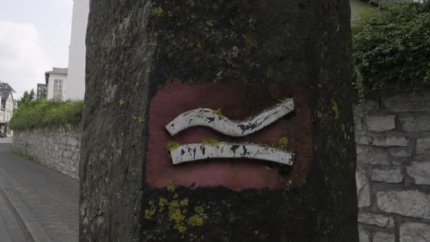 ロスタスティグ ハイキング トレイルの赤と白の標識 ソーアランドを目印に正しい道を探す — ストック動画