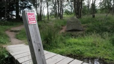Hoppecke Quelle 'in işareti, Sauerland' deki Rothaarsteig 'in popüler bir yeri, tahta patikası var.