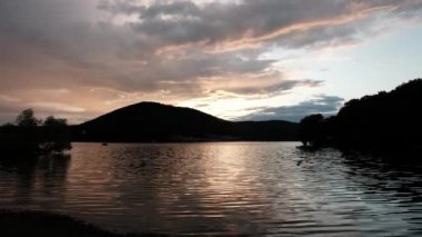 Almanya 'da sürdürülebilir yeşil enerji sağlayan bir hidroelektrik barajı olan Edertalsperre Gölü' nde gün batımı