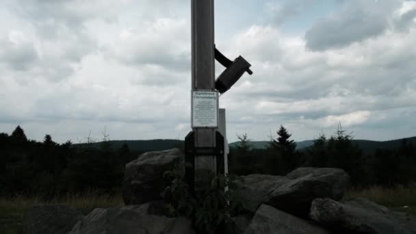 在山顶上常常能看到一个十字交叉物 — 图库视频影像