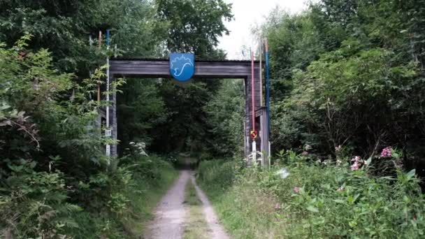 Cancello Legno Nella Foresta Lungo Rothaarsteig Sauerland Popolare Sentiero Escursionistico — Video Stock