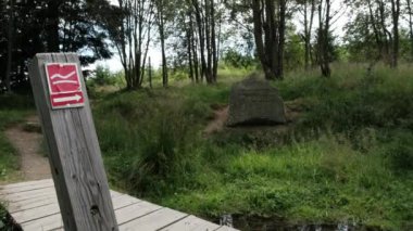 Hoppecke Quelle 'in kaya işareti. Sauerland' deki Rothaarsteig 'in popüler bir mekanı. Tahta patikası var.