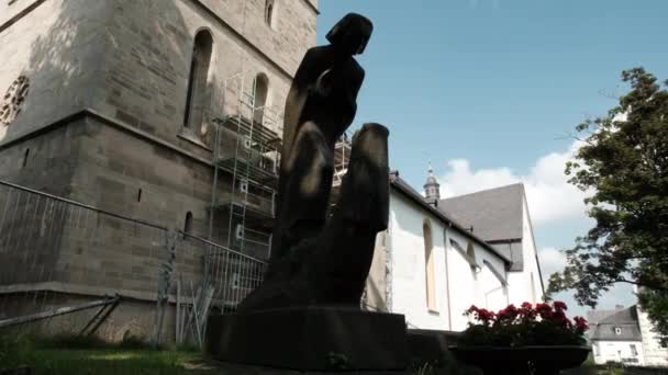 Steinskulpturen Vor Dem Briloner Dom Einer Mittelalterlichen Kirche Sauerland Rothaarsteig — Stockvideo