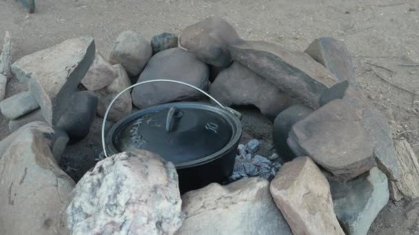 Black Cast Iron Pot Dutch Oven Steaming Boiling Charcoals Open — стокове відео