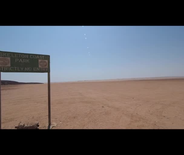 Skeleton Coast Road Sign Arid Region Kaokoland Northern Namibia Africa — Vídeos de Stock