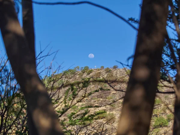 Luna Levanta Sobre Cima Una Colina Con Una Cruz Blanca — Foto de Stock