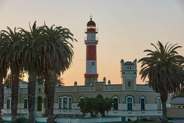 Swakopmund, Namibya - 07: 18 2013 Şehir merkezinde gün batımında Aydınlık ev