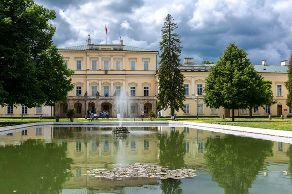 Pulawy, Lubelskie Voyvodeship / Polonya - 29 Mayıs 2022: Pulawy 'deki Czartoryski Düklerinin sarayı ve park kompleksi.