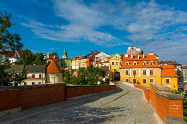 Lublin, Lubelskie Voyvoda / Polonya - 10 Temmuz 2022: Lublin 'in eski kasabasında sabah güneşiyle aydınlanan kiralık evler.