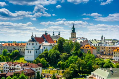 Lublin, Lubelskie Voyvoda / Polonya - 24 Temmuz 2022: Lublin 'deki kraliyet şatosunun kale kulesinden eski kentin görüntüsü.