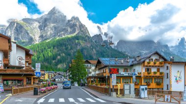 San Martino di Castrozza, Kuzeydoğu Trentino / İtalya - 30 Ağustos 2022: Trentino bölgesinin kuzeydoğusunda görkemli Pale di San Martino dağ sırasının eteklerinde ünlü bir kayak merkezi.