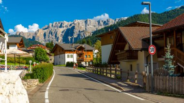 Santa Cristina Valgardena, kuzey İtalya 'da, Dolomitler / İtalya' da yer alan kasaba ve komün - 29 Ağustos 2022: Santa Cristina Valgardena kasabası ve kuzey İtalya 'da deniz seviyesinden 1428 metre yükseklikte bulunan komün. th içinde