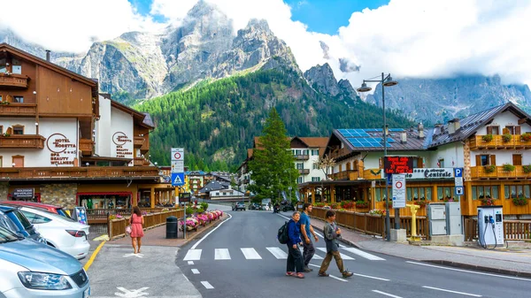 San Martino di Castrozza, Kuzeydoğu Trentino / İtalya - 30 Ağustos 2022: Trentino bölgesinin kuzeydoğusunda görkemli Pale di San Martino dağ sırasının eteklerinde ünlü bir kayak merkezi.