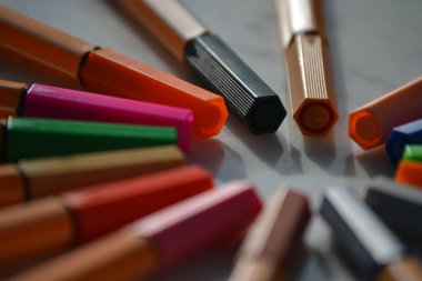 Kapalı başlıklı farklı renklerde renkli kalemler