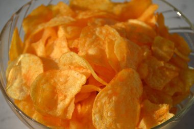 Cam bir kasede altın kızartma.