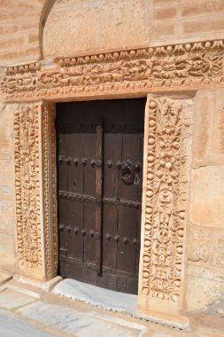 Ribat 'ta süslü bir kapı cephesi, Arapça eski bir ortaçağ kalesi.