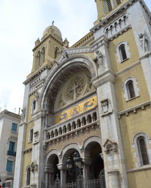 Bourguiba Caddesi 'ndeki Tunus' taki Arap Baharı 'ndan sonra kilise cephesi zarar görmedi.