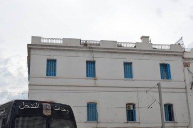 Arap Baharı 'ndan sonra Bourguiba Caddesi' ndeki Tunus 'ta siyah arabanın polis tarafından sıkı takibi başladı.