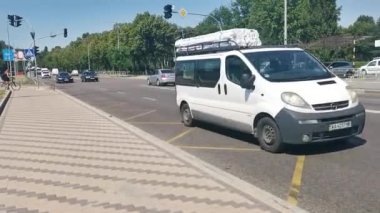 Ukrayna Kiev eski SSCB ülkelerinde yol kenarında yol genişliği etkileyici.