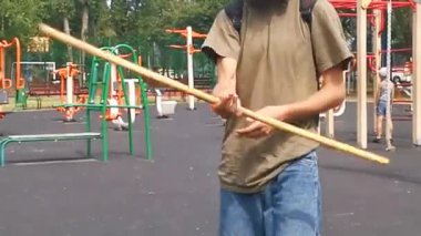 Ukrayna 'da sürekli sopayı çeviren taş sanatçısı.