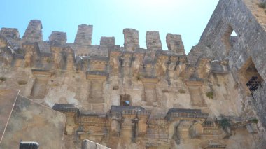 Zengin dekorasyonlu bir amfi tiyatronun cephesi