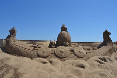 Viking gemisinde Viking savaşçılarını tasvir eden kum heykeli