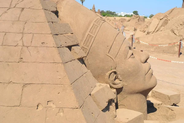 Zandsculptuur Van Nefertiti Uit Egypte Inclusief Piramide — Stockfoto