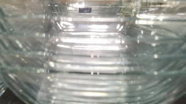 Cam kaseler üst üste istiflenmiş.