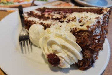 Ünlü Alman Kara Orman keki