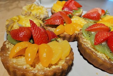 Meyveli lezzetli hamur işleri hazır.