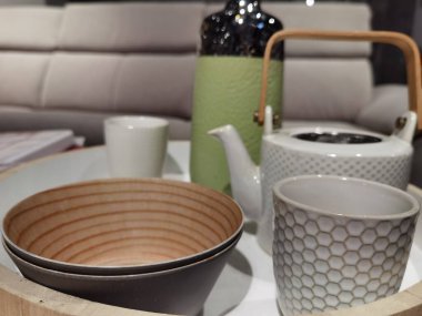 Çay demliği ve çay, saat beş çayı.